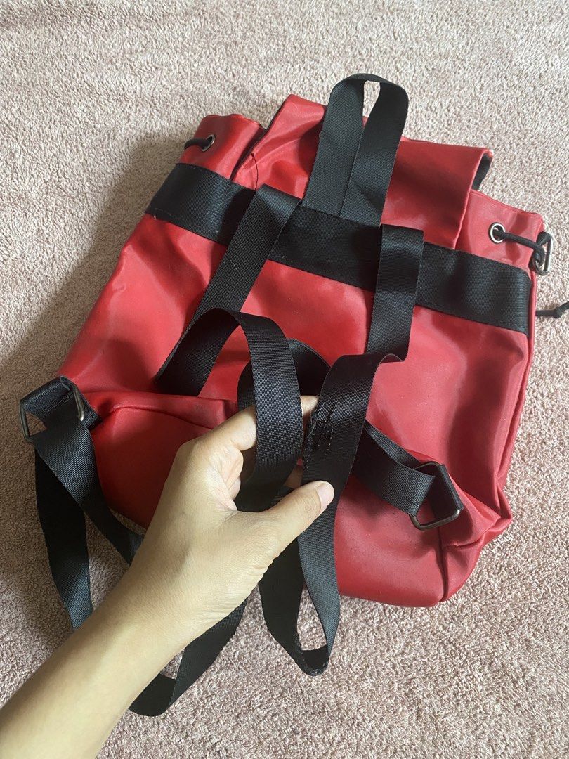 Red Drawstring Backpack (Category: Backpacks) located in Subang Jaya. Submitted by anna_153 (Listing ID 1428284713, Image 2). Description: Never actually use it bought at Perth.