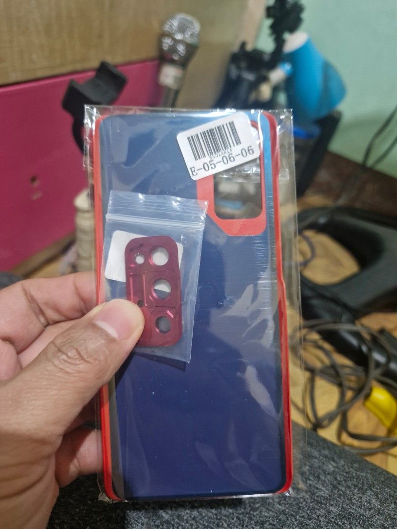 Samsung s20 fe back cover with camera cover (Category: Cases & Sleeves) located in Quezon City. Submitted by kizuke (Listing ID 1428377907, Image 2). Description: Samsung s20 fe back cover with camera lens cover brand new..