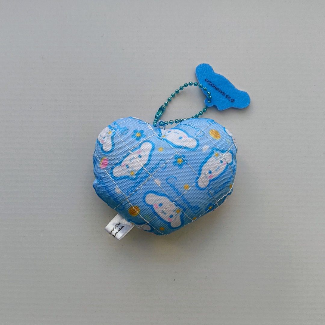 Sanrio 心形迷你靠墊吊飾（Cinnamoroll ） （分類：動漫角色周邊）位於 Hong Kong。 由 moonlight_d0eb82 提交（商品編號 1428374021，圖片 2）。簡介： 藍色心形設計，印有Cinnamoroll圖案和花朵。附帶小Cinnamoroll吊飾和珠鏈。適合掛在包包或鑰匙上，增添可愛氣息。。