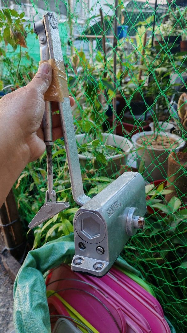 Sentry Door Closer (Category: Locks, Doors & Gates) located in Quezon City. Submitted by plantcorner (Listing ID 1428274246, Image 1). Description: Na stock lang po Wala na kasama turnilyo, bilhan niyo nalang. Malaki po yan.