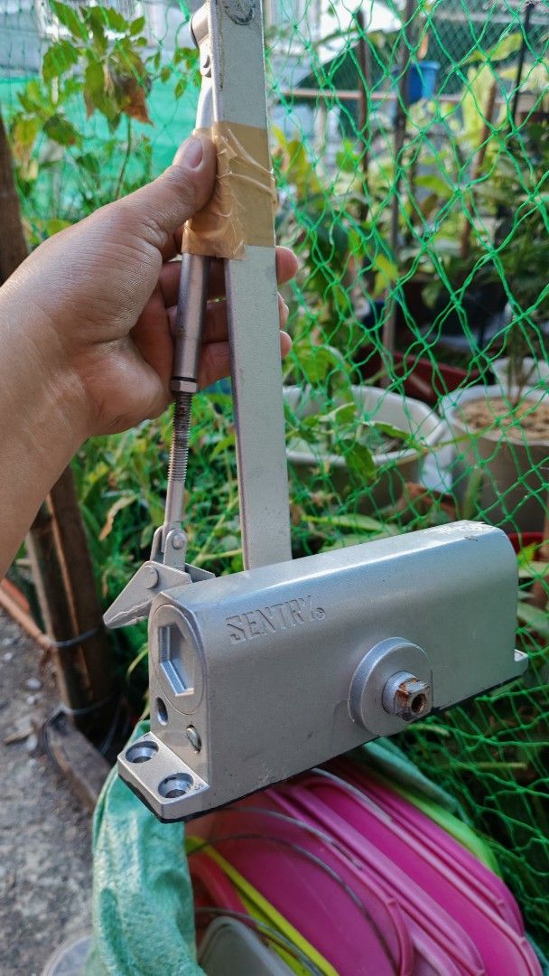 Sentry Door Closer (Category: Locks, Doors & Gates) located in Quezon City. Submitted by plantcorner (Listing ID 1428274246, Image 3). Description: Na stock lang po Wala na kasama turnilyo, bilhan niyo nalang. Malaki po yan.
