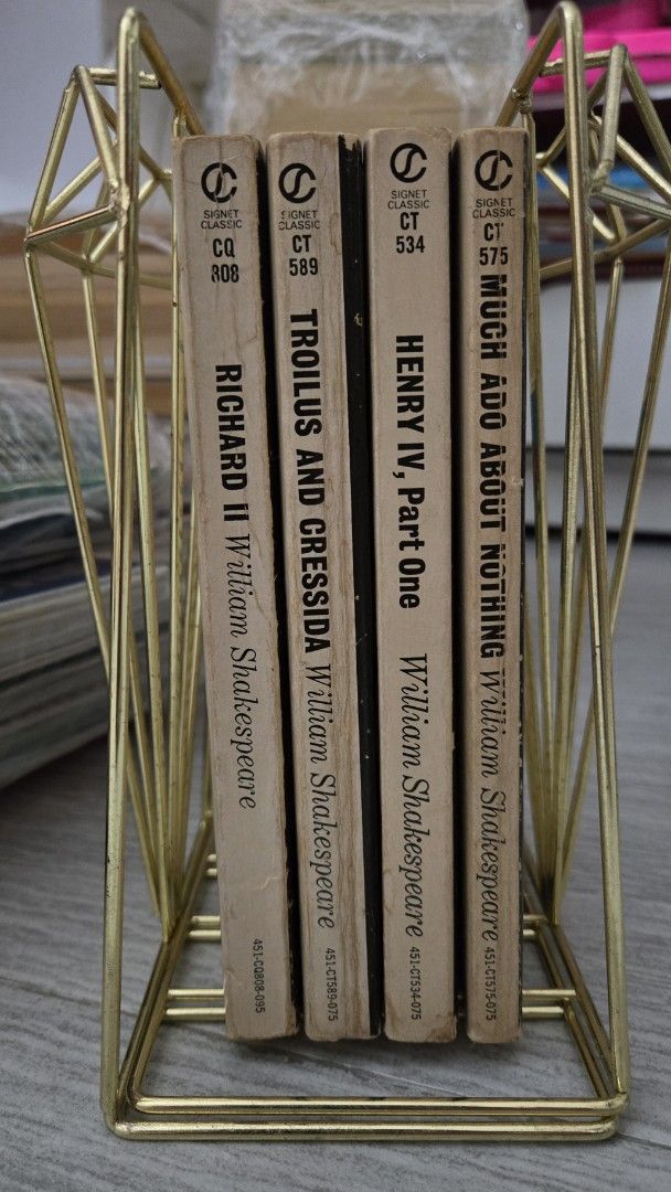 BUNDLE Signet Classic Shakespeare Books (Category: Storybooks) located in Manila. Submitted by cwknds (Listing ID 1428333919, Image 2). Description: 4 pcs Signet Classic Shakespeare Books.