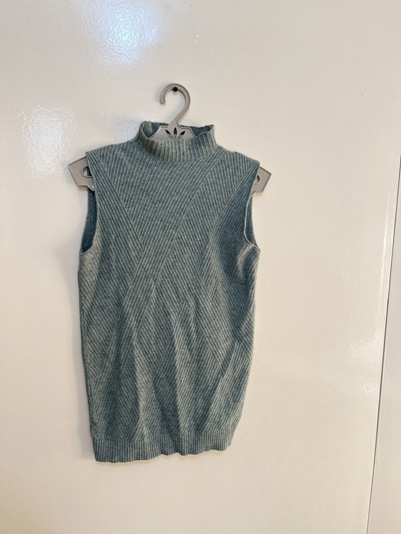 Sleeveless Turtleneck Top (Category: Sleeveless) located in Pagsanjan. Submitted by luandeclutter (Listing ID 1428331216, Image 1). Description: .