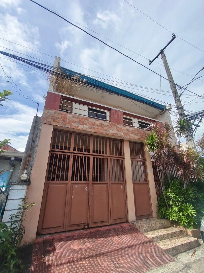 Southplain2 house&lot (Category: House & Lot) located in Bacoor. Submitted by honeybunsshoppe (Listing ID 1428270330, Image 1). Description: 🏡For Sale House and Lot 📍Location: South Plains 2, Biñan, Laguna Property Features: ✔️ Lot Area: 75 Sqm ✔️3 Bedrooms 🛌 ✔️2 Bathrooms 🚽 ✔️Dirty Kitchen 🍳 ✔️Spacious Terrace 🌳 ✔️Tiled Floors ✔️Garage 🎁 FREE: 2 units window-type airconditioners (already installed in both bedrooms) plus Wooden cabinet at 