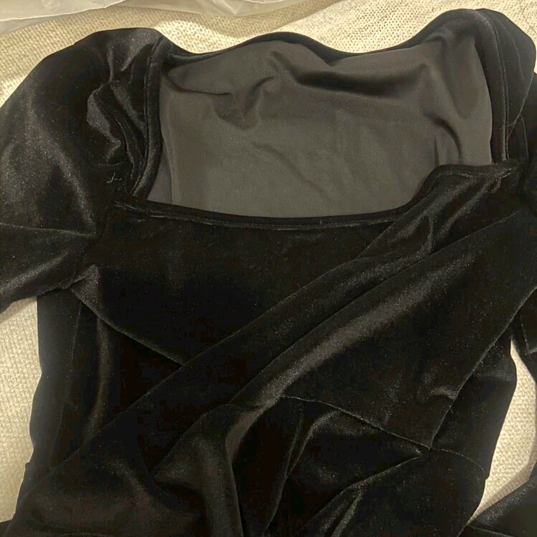 Square Neck Sleeve Split Thigh Bodycon Black Dress (Category: Dresses) located in Quezon City. Submitted by pammuwu (Listing ID 1428314726, Image 3). Description: Used once for a concert..