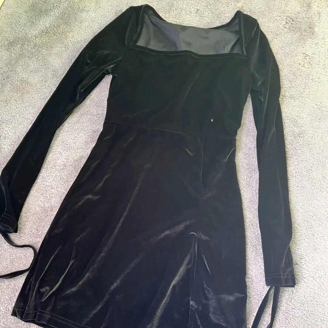 Square Neck Sleeve Split Thigh Bodycon Black Dress (Category: Dresses) located in Quezon City. Submitted by pammuwu (Listing ID 1428314726, Image 2). Description: Used once for a concert..