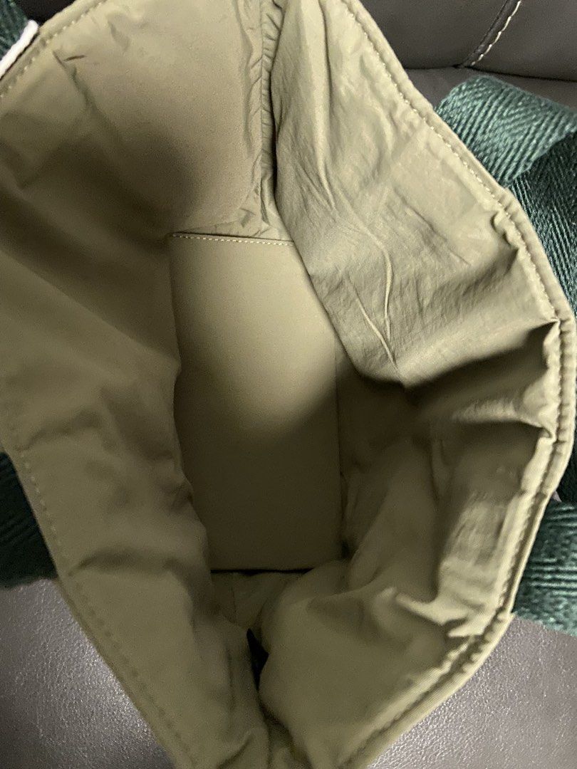 Starbucks 棒球主題手提袋 （分類：Tote Bags）位於 Hong Kong。 由 kennethkids 提交（商品編號 1428329651，圖片 3）。簡介： 底部長19cm，闊10cm，高20cm 尼龍物料具延展特性，或略有誤差 附底墊 時間地點可議。
