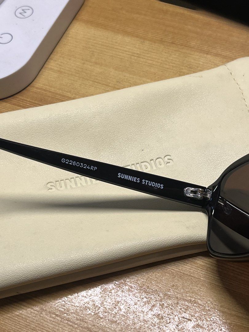 Sunnies Studios Bern Cocoa Sunglasses (Category: Sunglasses & Eyewear) located in Pagsanjan. Submitted by luandeclutter (Listing ID 1428287646, Image 3). Description: .
