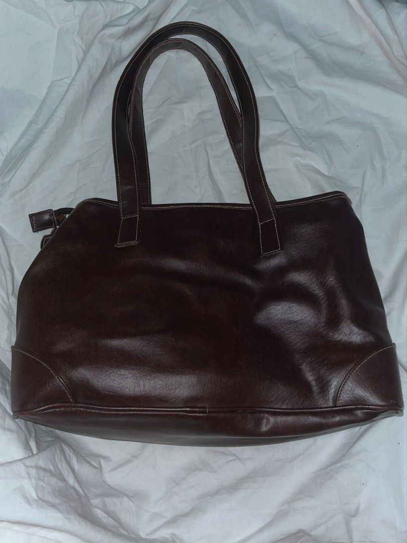 Sylvia Santos Shoulder Bag (Category: Tote Bags) located in Manila. Submitted by beatrixx_ (Listing ID 1428287663, Image 2). Description: .