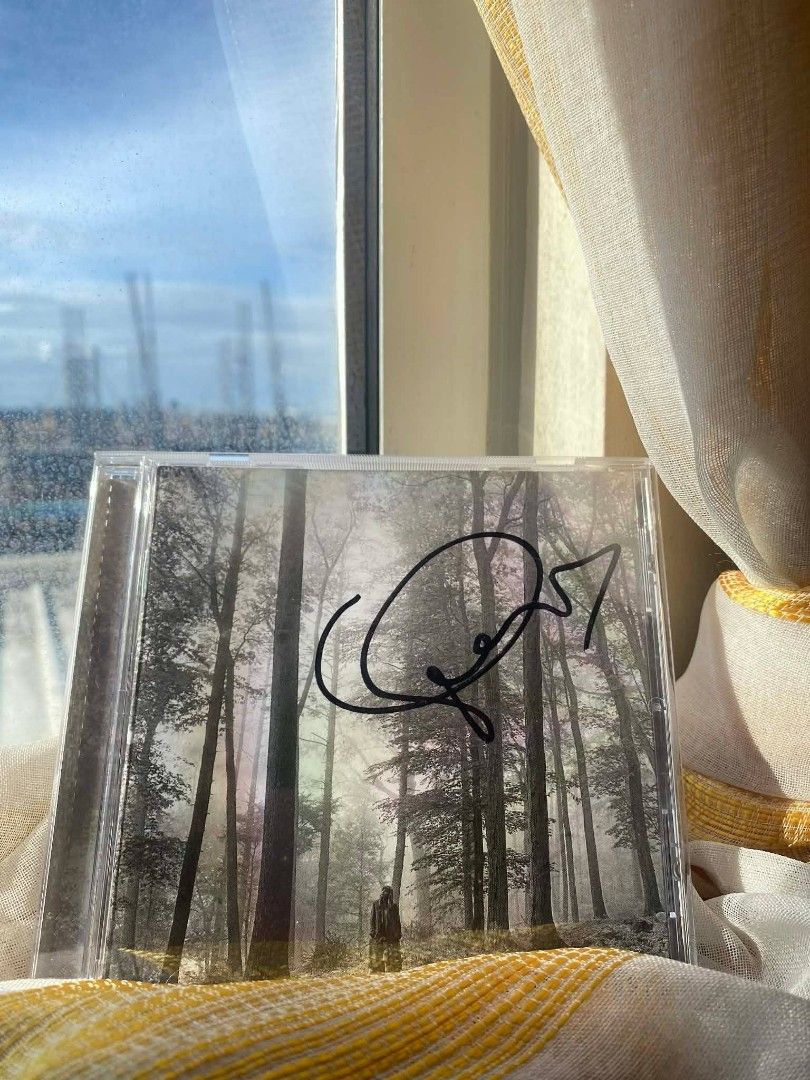 Taylor Swift Folklore Signed CD (Category: CDs & DVDs) located in Taguig. Submitted by turtlecart (Listing ID 1428326424, Image 1). Description: .