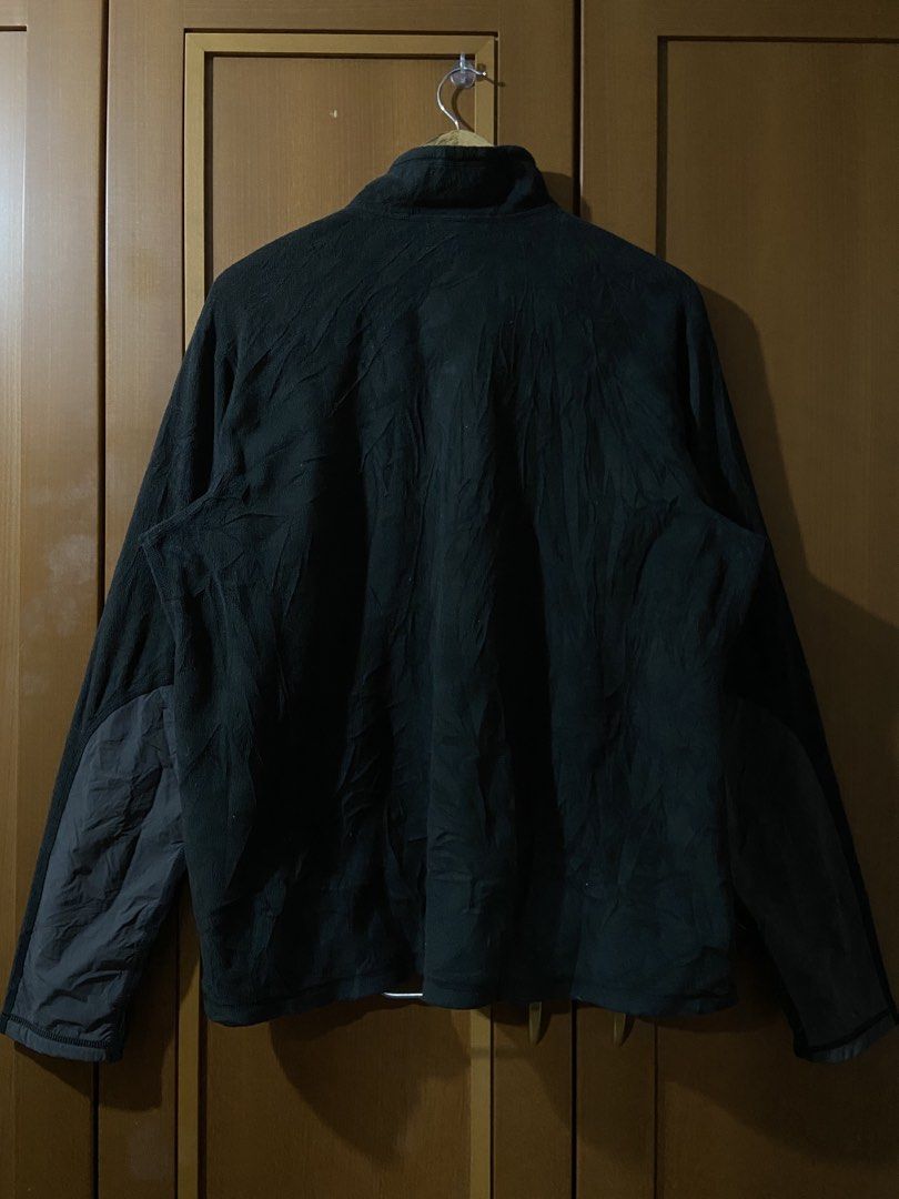 The North Face Polartec Fleece Jacket - Large (Category: Coats, Jackets and Outerwear) located in Manila. Submitted by goldenturtle.bfdfc0 (Listing ID 1428272588, Image 2). Description: Size and Dimensions inside the picture.