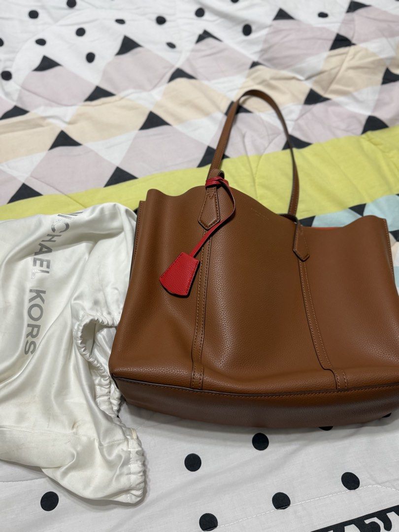 Tory Burch - Perry Tote (Category: Luxury Bags & Wallets) located in Makati City. Submitted by martina.declutters (Listing ID 1428311407, Image 2). Description: • rfs: decluttering • will come with MK dust bag • flaw: small scruff on tag of zipper • fits 13 inch laptop • super nice work bag 🩷 • slightly negotiable.