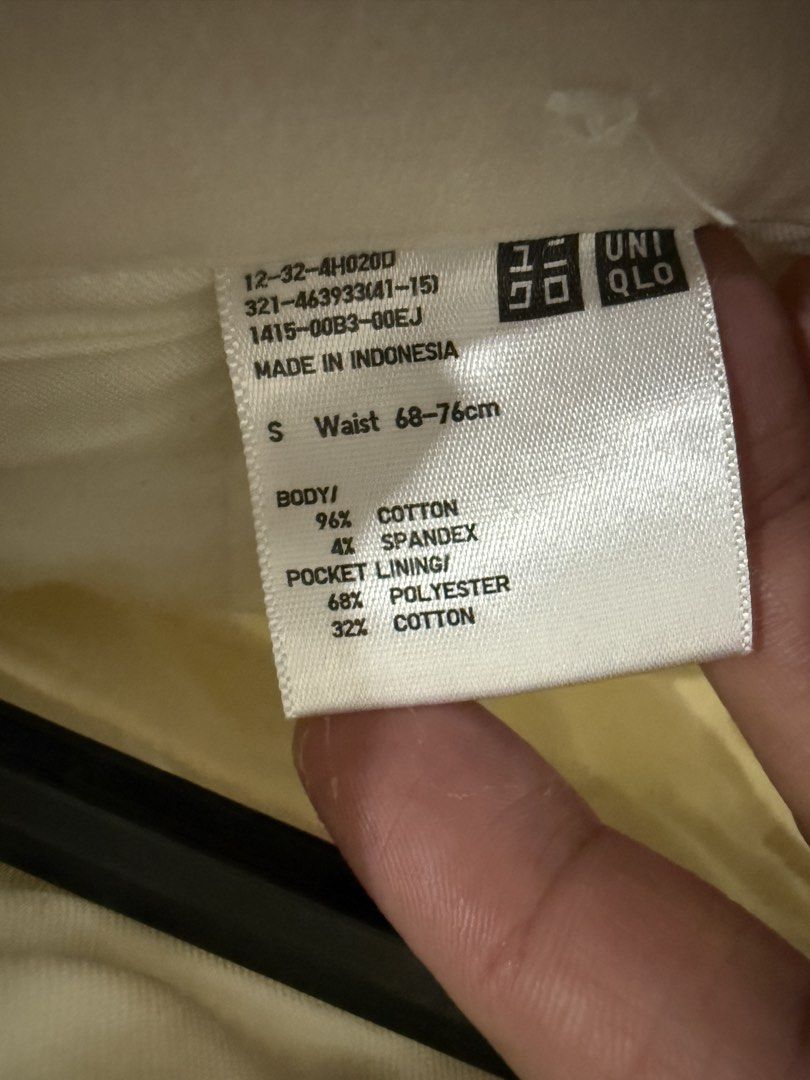 Uniqlo White Chino Pants (Category: Other Bottoms) located in Manila. Submitted by gpdeclutter (Listing ID 1428309758, Image 2). Description: Length 85cm.