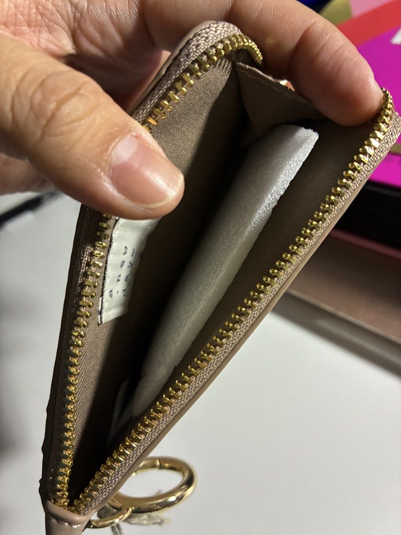 Wallet/Cardholder (Category: Wallets & Card holders) located in Guagua. Submitted by paudf (Listing ID 1428401444, Image 3). Description: Pasalubong from Los Angeles this month In perfect condition Rfs: I don't need it..