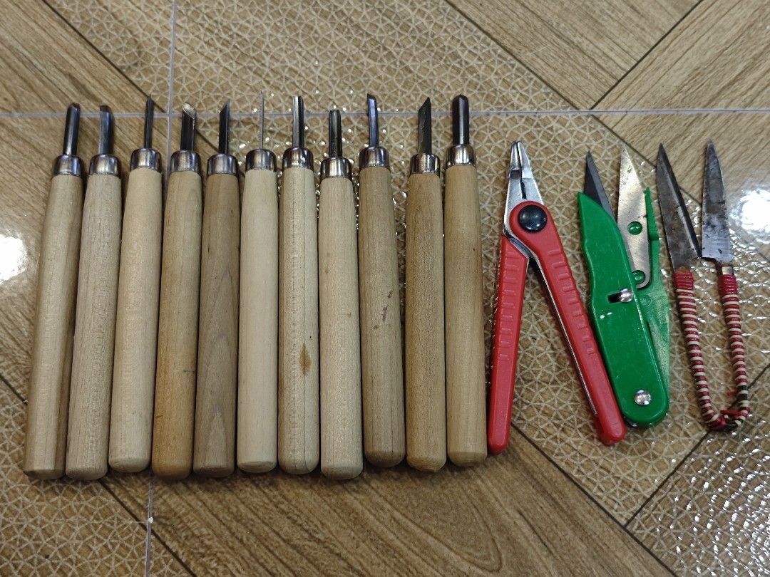 Wood Carving Tools Set with Scissors (Category: Craft Supplies & Tools) located in San Miguel. Submitted by mharly0221 (Listing ID 1428262364, Image 1). Description: Random Carving tools .