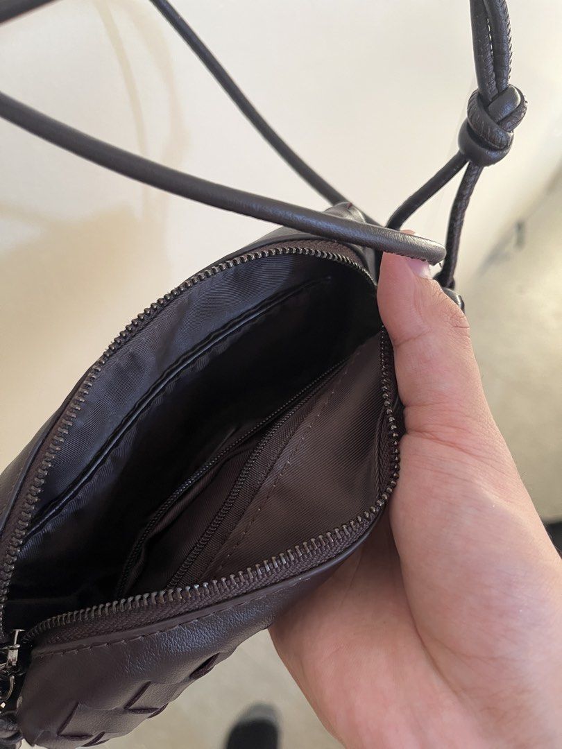 Woven Crossbody Bag (Category: Cross-body Bags) located in Pagsanjan. Submitted by luandeclutter (Listing ID 1428331394, Image 3). Description: .