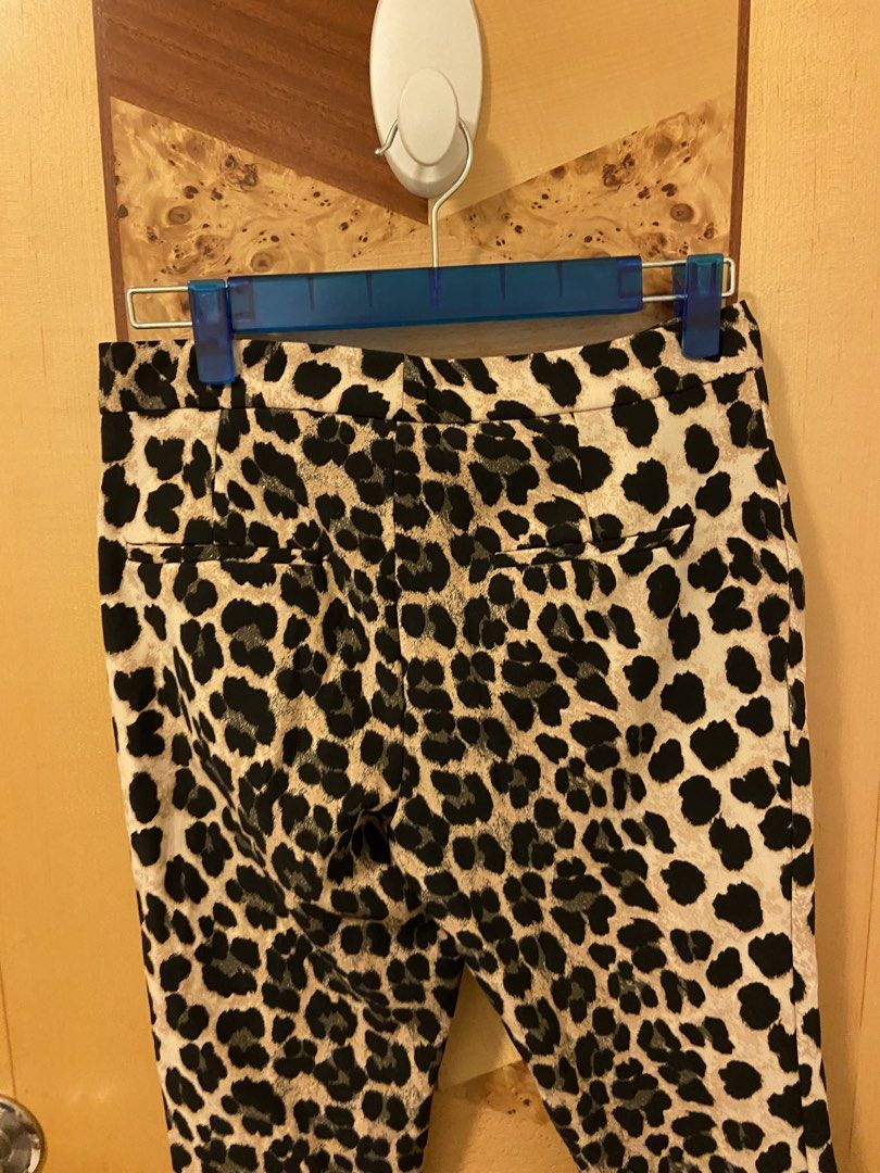 Zara Basic Leopard Print Pants （分類：其他下身）位於 Hong Kong。 由 msandreea 提交（商品編號 1428355697，圖片 3）。簡介： Stylish Zara Basic pants featuring a bold leopard print. These pants have a fitted silhouette and a classic design. They are made in Morocco. The size is S, corresponding to a US size 26. Perfect for adding a touch of wild style to your wardrobe.。