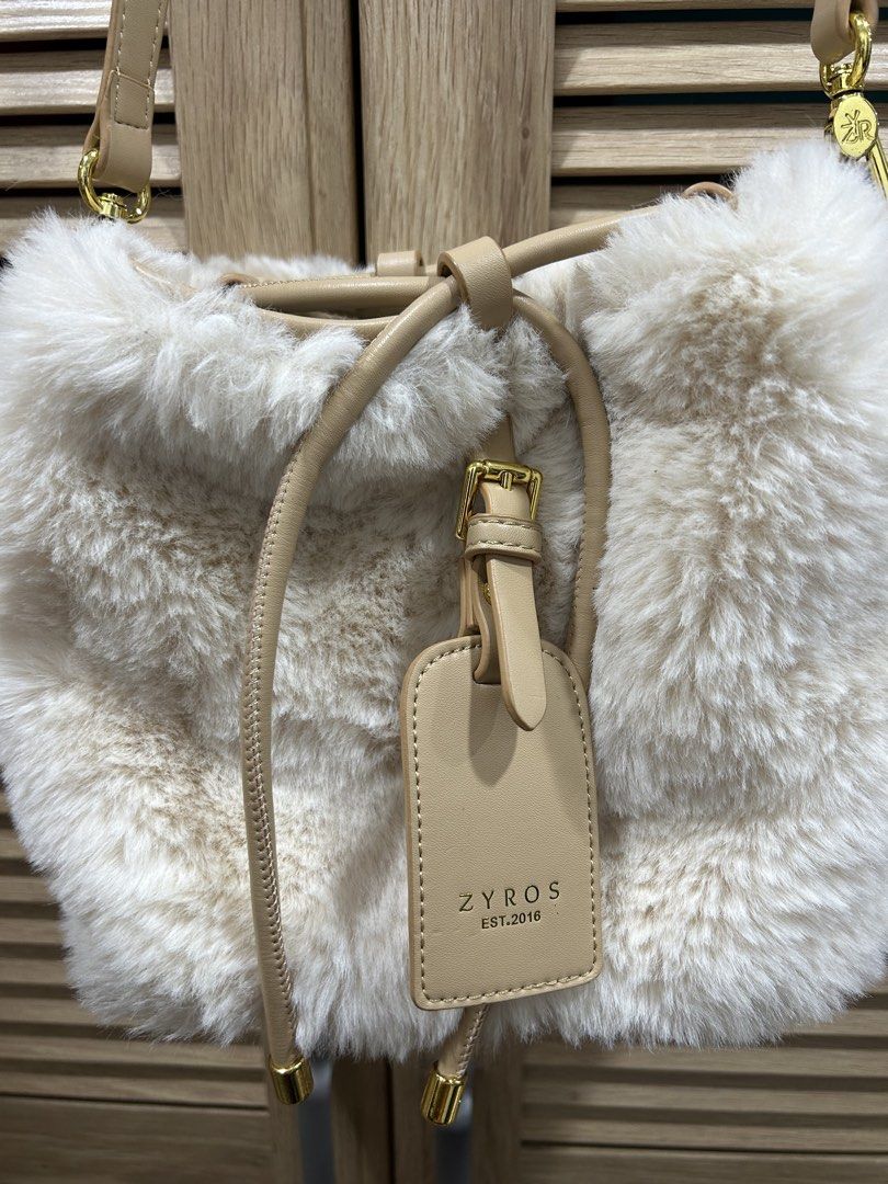 Zyros Furry Bucket Bag (Category: Cross-body Bags) located in Mexico. Submitted by prelovedanne18 (Listing ID 1428273789, Image 2). Description: Very nice bag Super soft.
