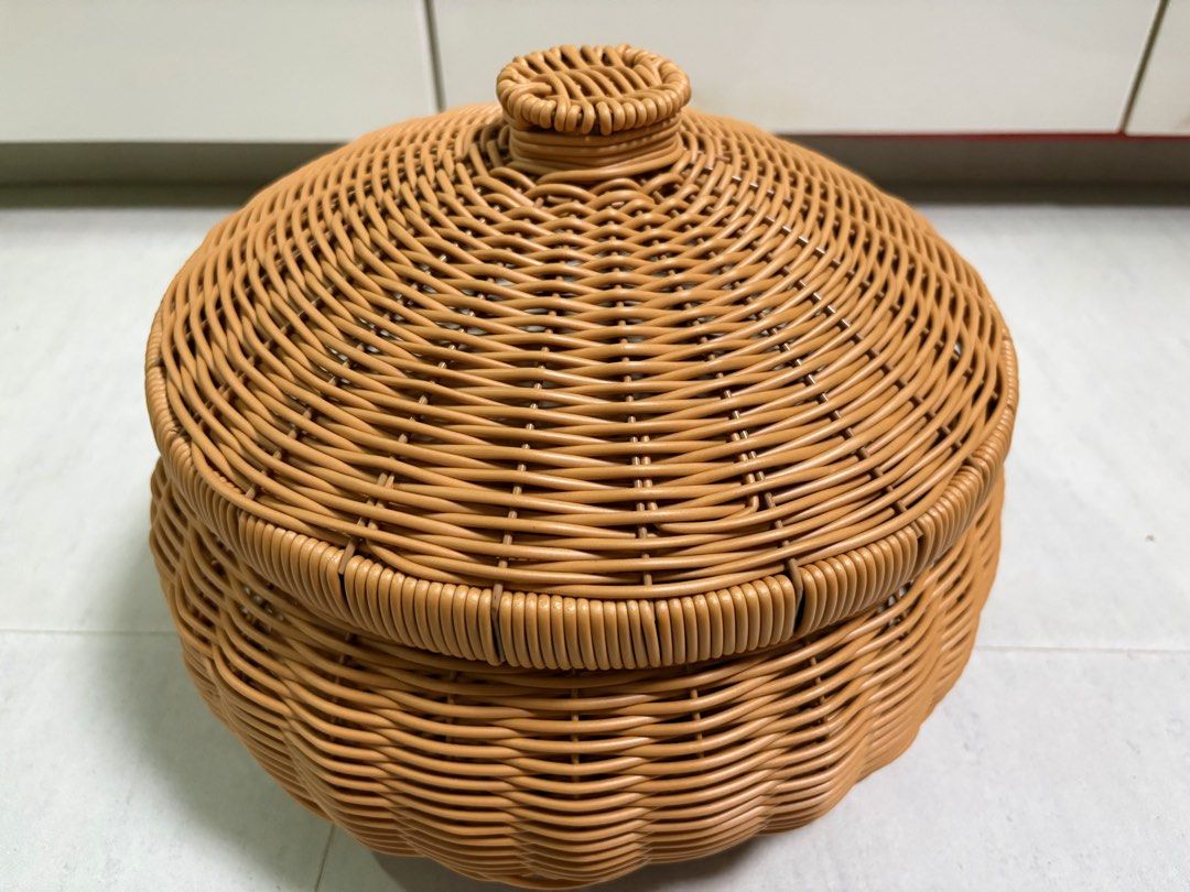 🧺 Woven Rattan Storage Basket with Lid (Brand New)