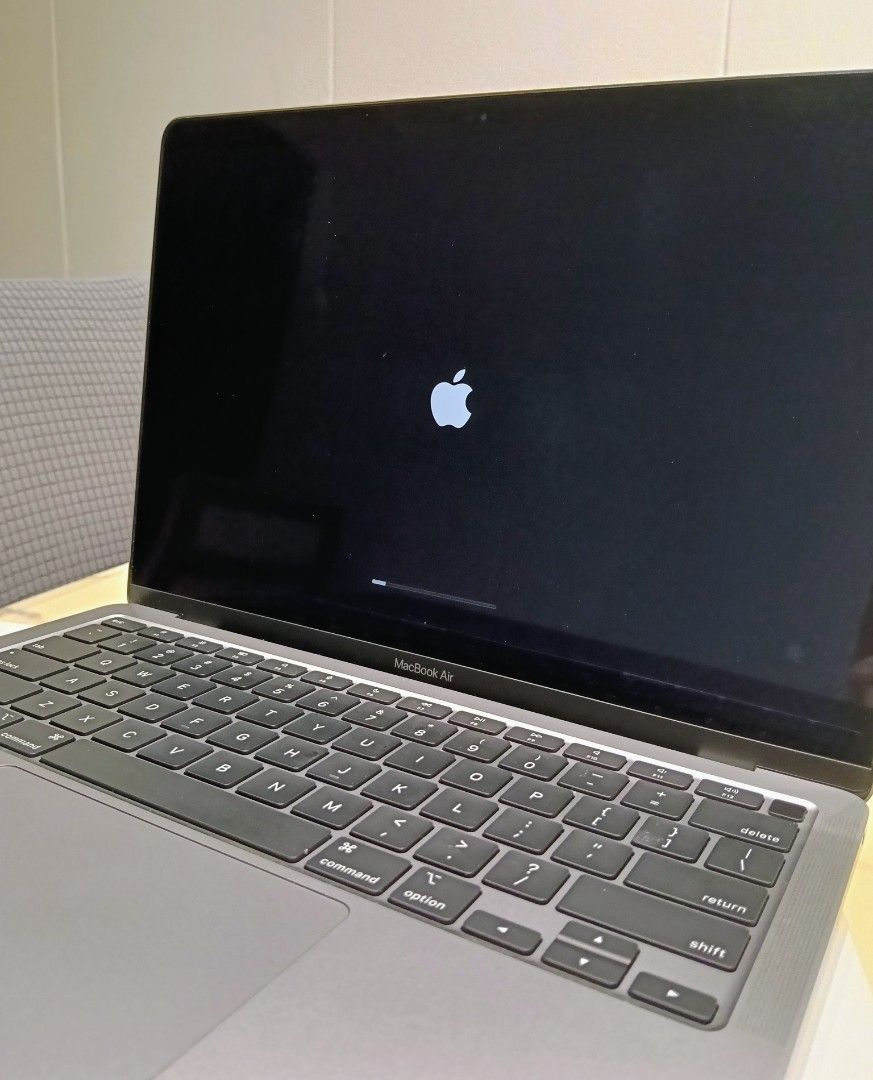 Apple MacBook Air 13-inch M1 (2020)412410974884352003