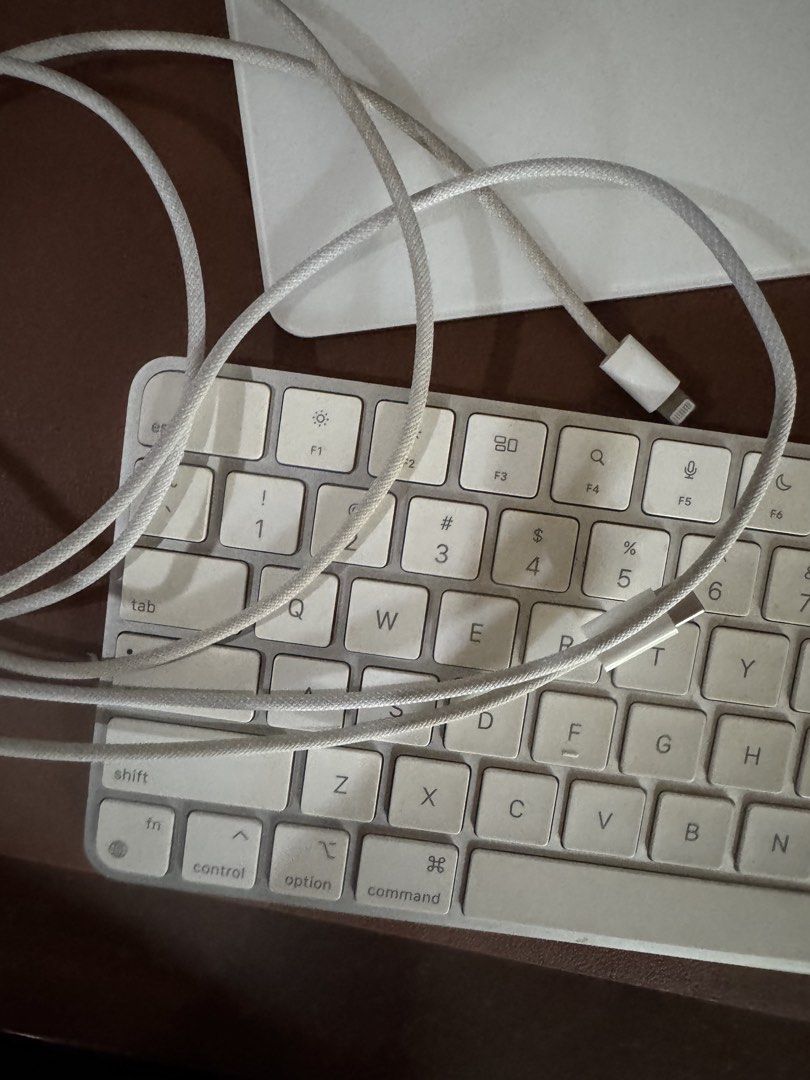 Apple Magic Keyboard & Trackpad (USB-Lightning) + Laptop Stand ...