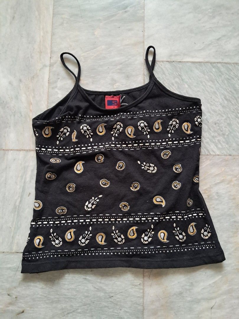 Black Paisley Print Tank Top (Category: Sleeveless) located in Quezon City. Submitted by kate_168 (Listing ID 1428446570, Image 1). Description: Ai model wearing the top for reference. Actual when worn photo also included for reference. MOP: Gcash Delivery: c/o buyer Location: Quezon City.