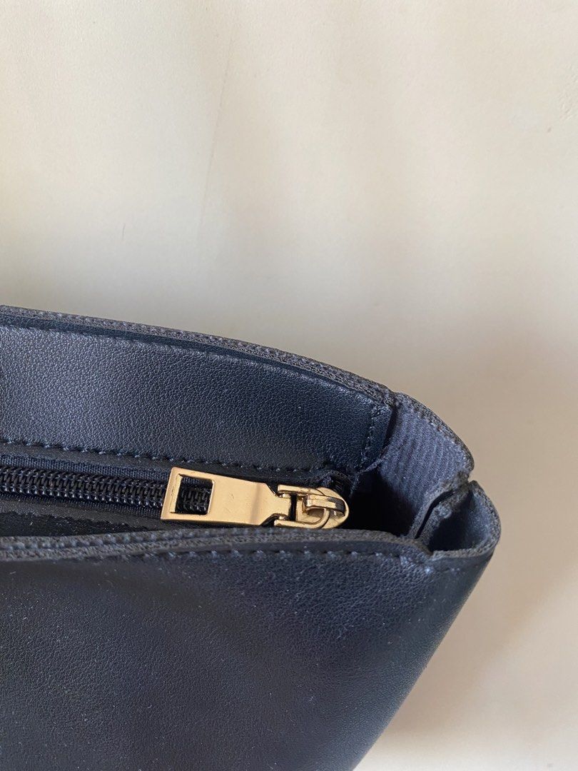 Black Tote Bag with Zipper Closure (Category: Tote Bags) located in Manila. Submitted by declutterine (Listing ID 1428446566, Image 3). Description: Shipping / Delivery fee c/o buyer.