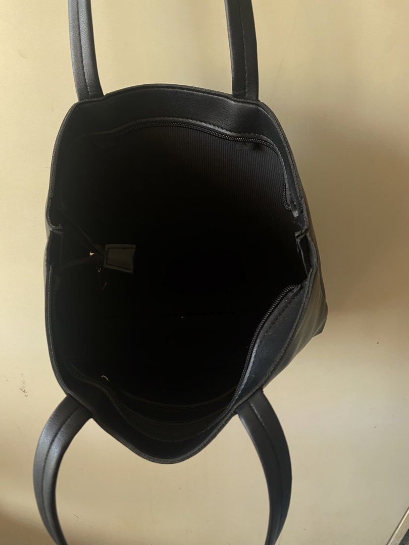 Black Tote Bag with Zipper Closure (Category: Tote Bags) located in Manila. Submitted by declutterine (Listing ID 1428446566, Image 2). Description: Shipping / Delivery fee c/o buyer.