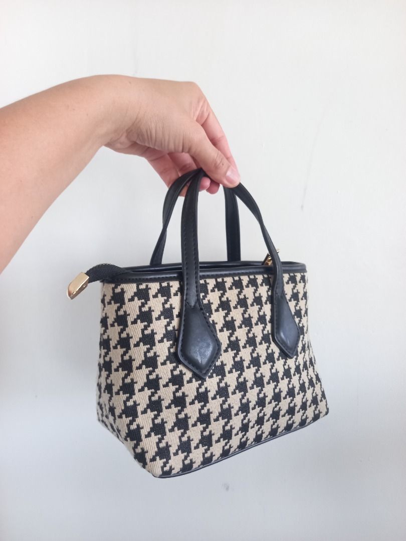 BRANDED 2WAY BAG (Category: Cross-body Bags) located in Bulacan. Submitted by mariekitkit (Listing ID 1428429971, Image 2). Description: ⚜ORIGINAL BRAND⚜ 📩PM IS THE KEY. 𝘋𝘪𝘴𝘤𝘭𝘢𝘪𝘮𝘦𝘳: 𝙏𝙝𝙚 𝙨𝙝𝙤𝙥 𝙢𝙖𝙧𝙞𝙚𝙠𝙞𝙩𝙠𝙞𝙩 𝘢𝘳𝘦 𝘯𝘰𝘵 𝘢𝘴𝘴𝘰𝘤𝘪𝘢𝘵𝘦𝘥 𝘰𝘳 𝘢𝘧𝘧𝘪𝘭𝘪𝘢𝘵𝘦𝘥 𝘸𝘪𝘵𝘩 𝘢𝘯𝘺 𝘰𝘧 𝘵𝘩𝘦 𝘣𝘳𝘢𝘯𝘥𝘴 𝘧𝘦𝘢𝘵𝘶𝘳𝘦𝘥.𝘈𝘭𝘭 𝘵𝘳𝘢𝘥𝘦𝘮𝘢𝘳𝘬𝘴, 𝘭𝘰𝘨𝘰𝘴 𝘢𝘯𝘥 𝘤𝘰𝘱𝘺𝘳𝘪𝘨𝘩𝘵𝘴 𝘳𝘦𝘴𝘦𝘳𝘷𝘦𝘥 𝘵𝘰 𝘵𝘩𝘦 𝘰