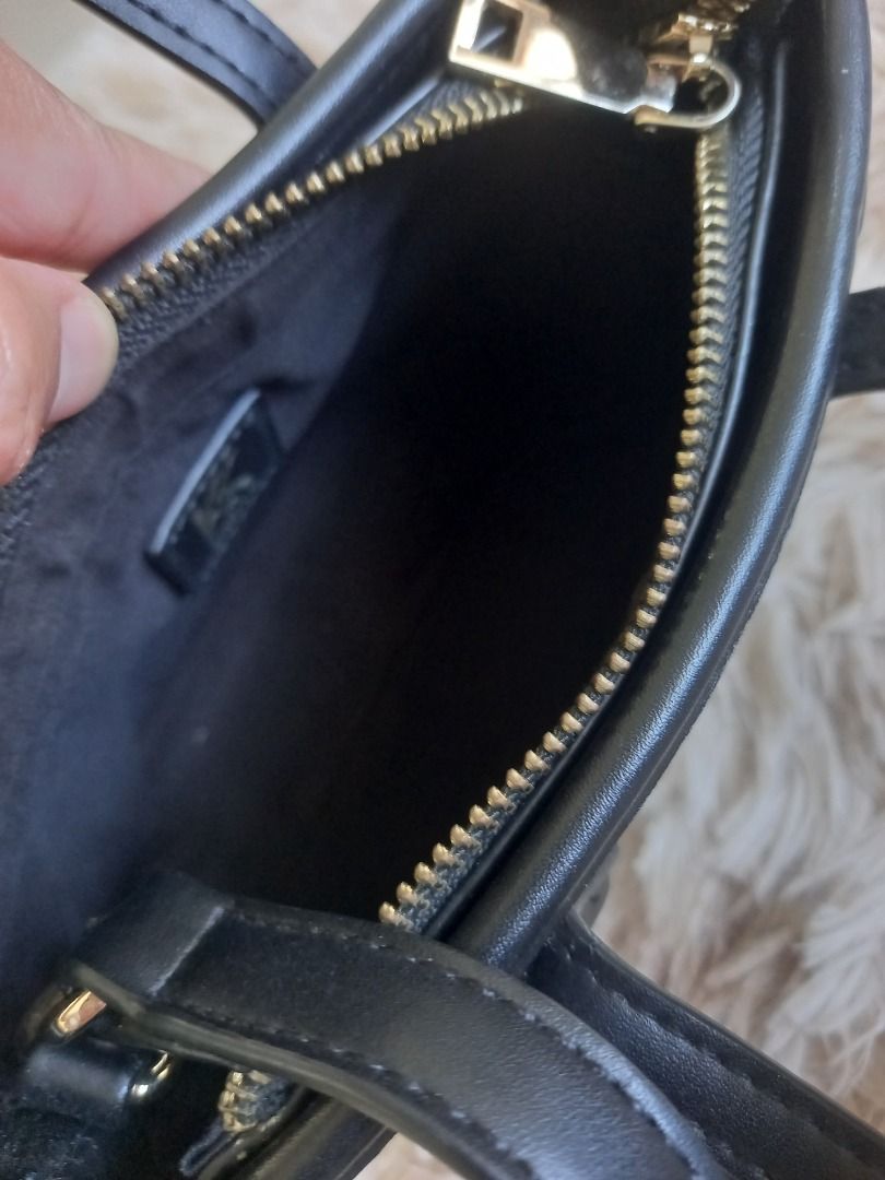 BRANDED 2WAY BAG (Category: Cross-body Bags) located in Bulacan. Submitted by mariekitkit (Listing ID 1428429971, Image 3). Description: ⚜ORIGINAL BRAND⚜ 📩PM IS THE KEY. 𝘋𝘪𝘴𝘤𝘭𝘢𝘪𝘮𝘦𝘳: 𝙏𝙝𝙚 𝙨𝙝𝙤𝙥 𝙢𝙖𝙧𝙞𝙚𝙠𝙞𝙩𝙠𝙞𝙩 𝘢𝘳𝘦 𝘯𝘰𝘵 𝘢𝘴𝘴𝘰𝘤𝘪𝘢𝘵𝘦𝘥 𝘰𝘳 𝘢𝘧𝘧𝘪𝘭𝘪𝘢𝘵𝘦𝘥 𝘸𝘪𝘵𝘩 𝘢𝘯𝘺 𝘰𝘧 𝘵𝘩𝘦 𝘣𝘳𝘢𝘯𝘥𝘴 𝘧𝘦𝘢𝘵𝘶𝘳𝘦𝘥.𝘈𝘭𝘭 𝘵𝘳𝘢𝘥𝘦𝘮𝘢𝘳𝘬𝘴, 𝘭𝘰𝘨𝘰𝘴 𝘢𝘯𝘥 𝘤𝘰𝘱𝘺𝘳𝘪𝘨𝘩𝘵𝘴 𝘳𝘦𝘴𝘦𝘳𝘷𝘦𝘥 𝘵𝘰 𝘵𝘩𝘦 𝘰