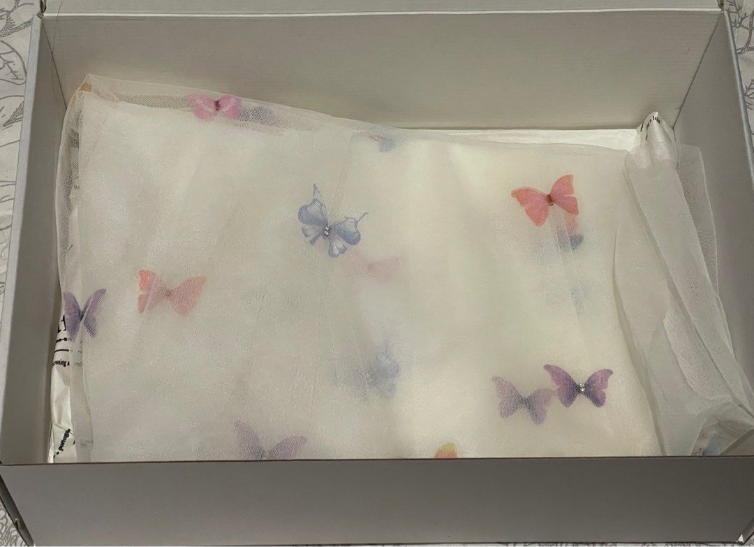 Cafuné Butterfly Veil (Category: Hair Accessories) located in Las Pinas. Submitted by aliiiiza (Listing ID 1428456202, Image 3). Description: Veil: Farfalla veil + fingertip length+ with comb (no shirring) + with front cover Original price: 4800 Used once. In really good condition and ready for the next bride ❤️ .