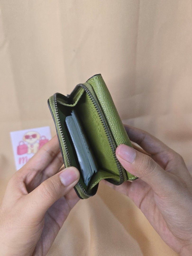 Coach Green Trifold Wallet (Category: Luxury Bags & Wallets) located in Pasay City. Submitted by allysawnnn (Listing ID 1428578602, Image 2). Description: Coach Trifold Wallet Green Brand New - never used.