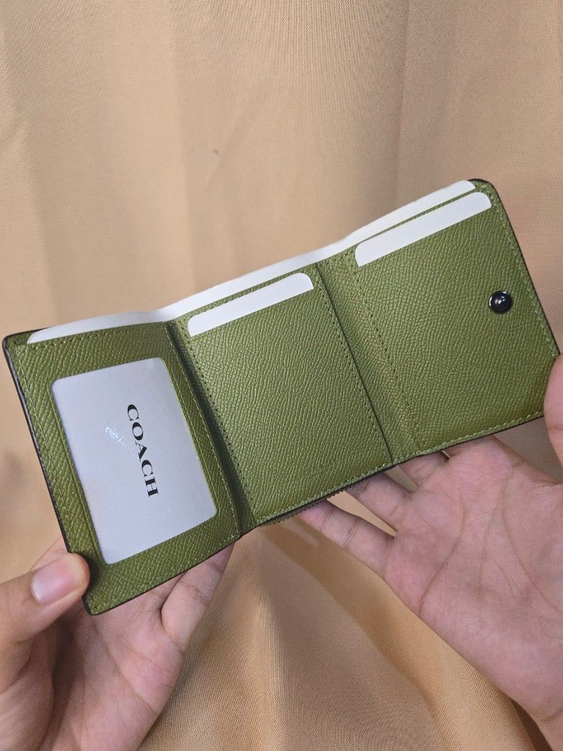 Coach Green Trifold Wallet (Category: Luxury Bags & Wallets) located in Pasay City. Submitted by allysawnnn (Listing ID 1428578602, Image 3). Description: Coach Trifold Wallet Green Brand New - never used.