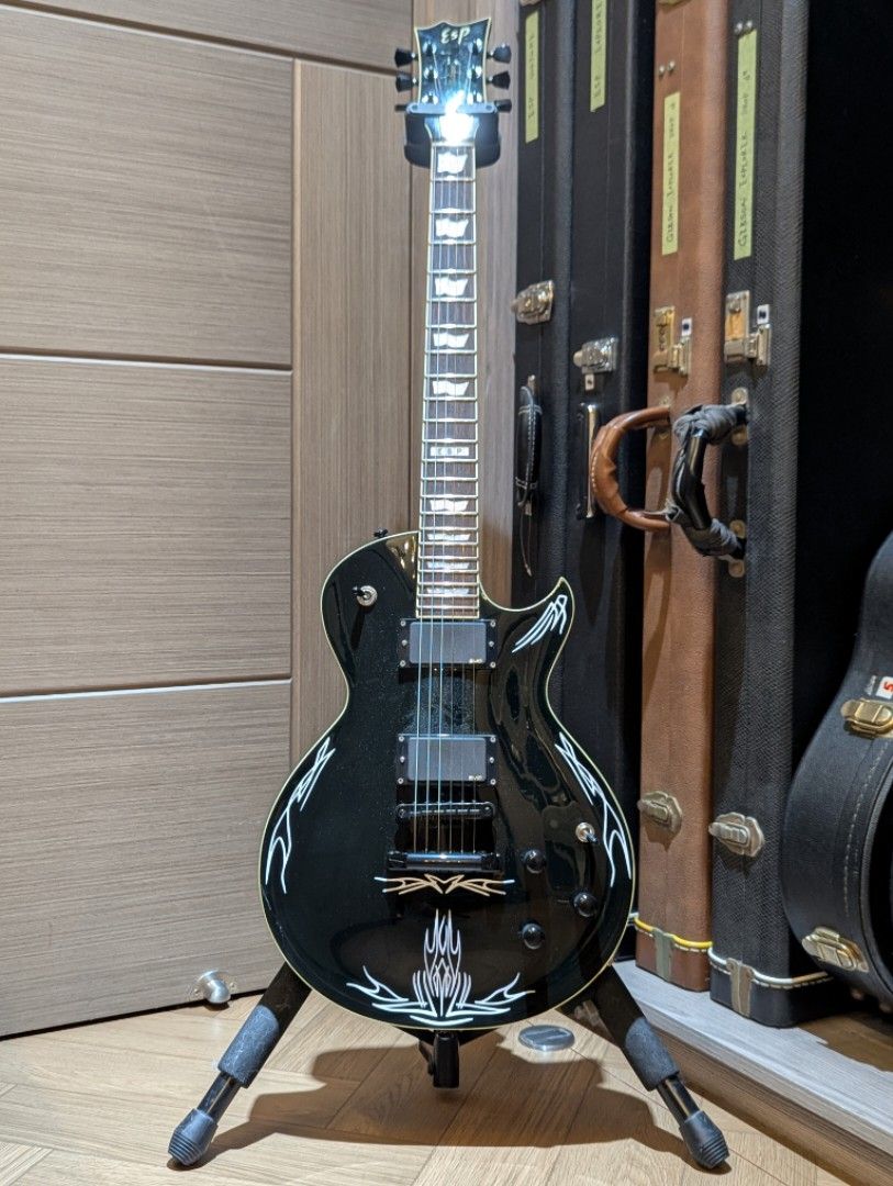 ESP Eclipse I 4 knobs （分類：樂器）位於 Hong Kong。 由 kalet_913 提交（商品編號 1428446156，圖片 1）。簡介： $13000 fast trade ESP Eclipse I standard black. 4 knobs configuration discontinued, lawsuit by Gibson no longer available in general production. all parts upgraded, Gotoh locking machine head, Gotoh bridge. EMG 81N + 81B. All wiring upgrade. Wiring same as ESP Truckster. Professional set-up and fret level done. Removeable sticker. come with original hardcase.。