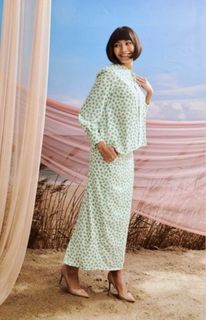 (Category: ) located in . Submitted by wardrobefira (Listing ID 1428432936, Image 1). Description: .