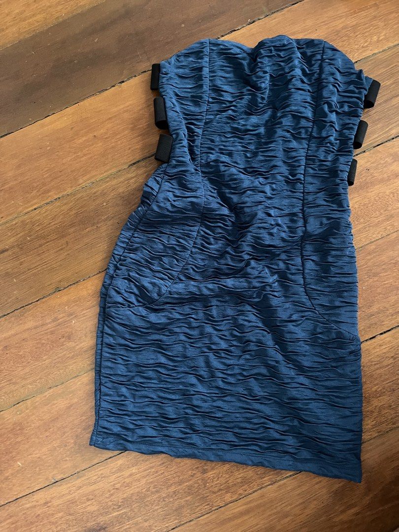 Forever 21 Strapless Bodycon Dress (Category: Dresses) located in Manila. Submitted by gtwins (Listing ID 1428553145, Image 1). Description: Strapless bodycon dress from Forever 21 features a textured design and a flattering silhouette. It has a zipper closure at the back and black straps for added detail. The dress is a teal color and is a size M/M. Perfect for a night out or special occasion..