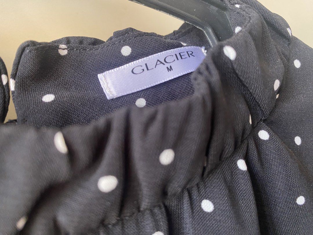 Glacier Polka Dot Blouse - Medium (Category: Blouses) located in Manila. Submitted by declutterine (Listing ID 1428446379, Image 3). Description: Shipping / Delivery fee c/o buyer.