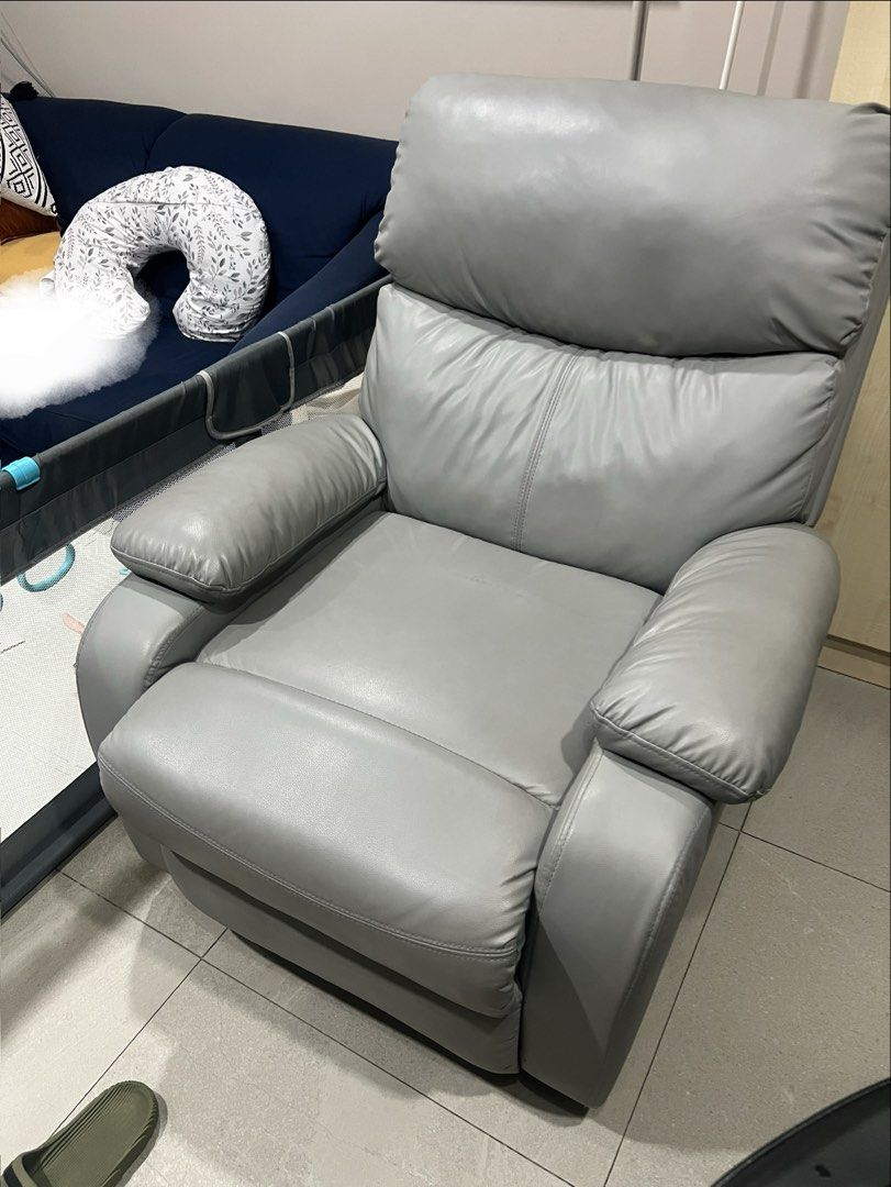 Grey Leather Reclining Swivel Chair – Comfortable & Space-Saving (Category: Chairs) located in Quezon City. Submitted by jolie67 (Listing ID 1428552228, Image 1). Description: Selling a grey leather single-seater recliner with swivel function. Perfect for relaxing, watching TV, or adding a cozy touch to your living space. ✔ Reclining feature for added comfort ✔ Smooth swivel function ✔ Sleek grey leather finish – easy to match with any interior ✔