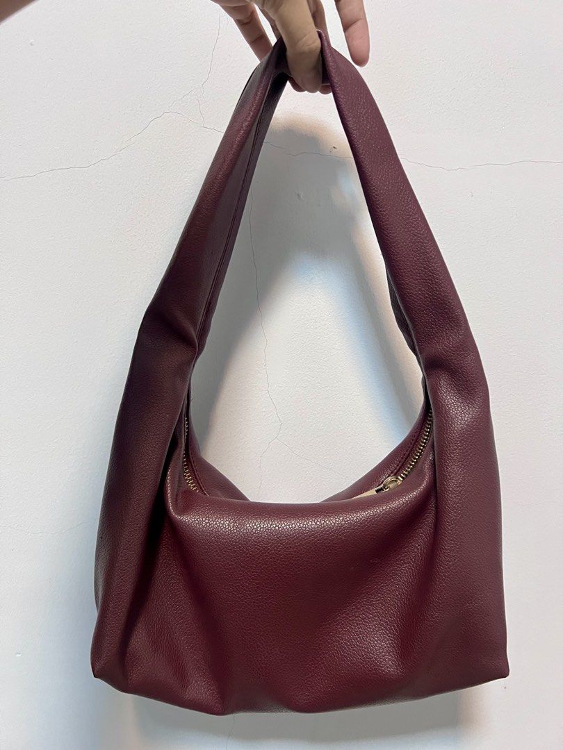 GVN bag (Category: Shoulder Bags) located in Quezon City. Submitted by currentlydeclutterring (Listing ID 1428541374, Image 2). Description: -Size: small Issues -stained inside but i think it might be washable? -with small peeling .