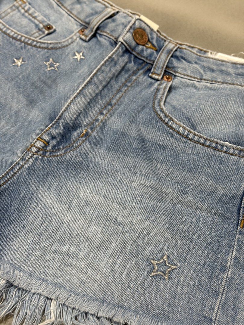 H&M Coachella Collection Denim Shorts (Category: Shorts) located in Manila. Submitted by jenrubysa (Listing ID 1428509419, Image 3). Description: - ORIGINAL H&M Coachella Collection denim shorts - size xs (waistline: 23-24) - highwaist - perfect for summer! - preloved - personal fav.