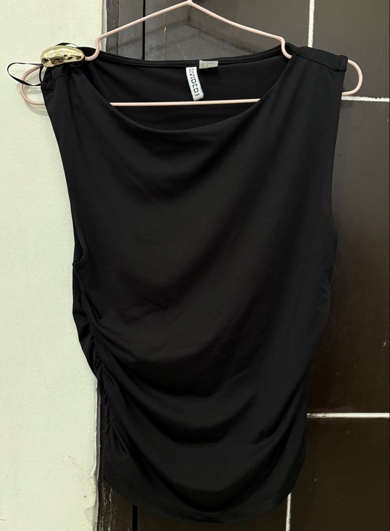 H&M Draped Top (Category: Sleeveless) located in Taguig. Submitted by cmdcn (Listing ID 1422178368, Image 2). Description: - H&M Black Draped Top - Recently bought - RFS: Impulsive buy 😫 - Original price: PHP 799.