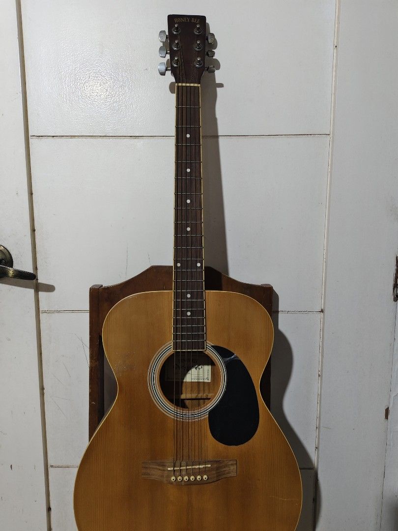 Honey Bee Acoustic Guitar (Category: Musical Instruments) located in Bulacan. Submitted by babz30261 (Listing ID 1428433414, Image 1). Description: HONEYBEE F15/N ACOUSTIC GUITAR COMPLETE STRINGS NO ISSUES NK DAMAGES PLAYABLE CONDITION WE DELIVER NATIONWIDE THANK YOU ADMIN ♥️.