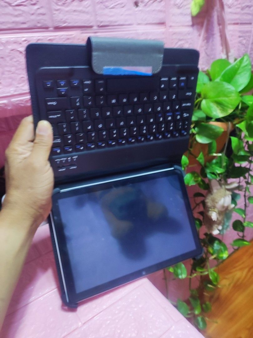 Huyping Tablet with Keyboard (Category: Android) located in Pasay City. Submitted by mark_antonio (Listing ID 1428506881, Image 2). Description: rush Lang.. 2,500 no issue.