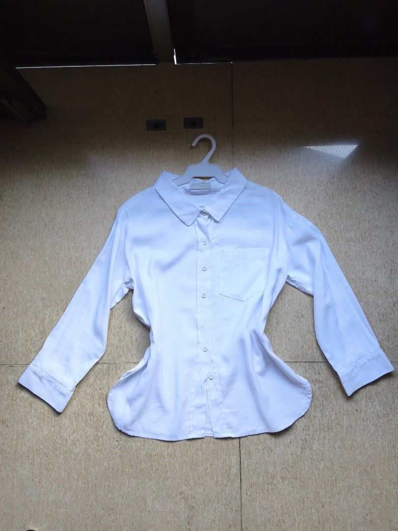 Intique White Long Sleeve Shirt (Category: Tshirts & Polo Shirts ) located in Manila. Submitted by aaa_sy (Listing ID 1428440981, Image 1). Description: oversized white polo so cute for outerwear during summer 🌞 bought second hand rfs: declutter / don't use anymore no flaws!.