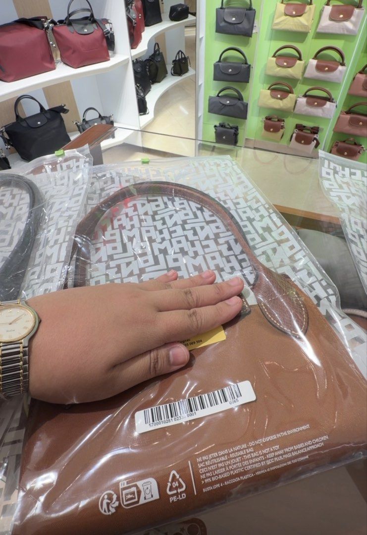 Longchamp Medium Longhandle Cognac (Category: Luxury Bags & Wallets) located in Pasay City. Submitted by theluxefinds.phonhand (Listing ID 1428507279, Image 1). Description: Storebought original longchamp with ziplock and paperbag Cognac Classic( Latest Color) .