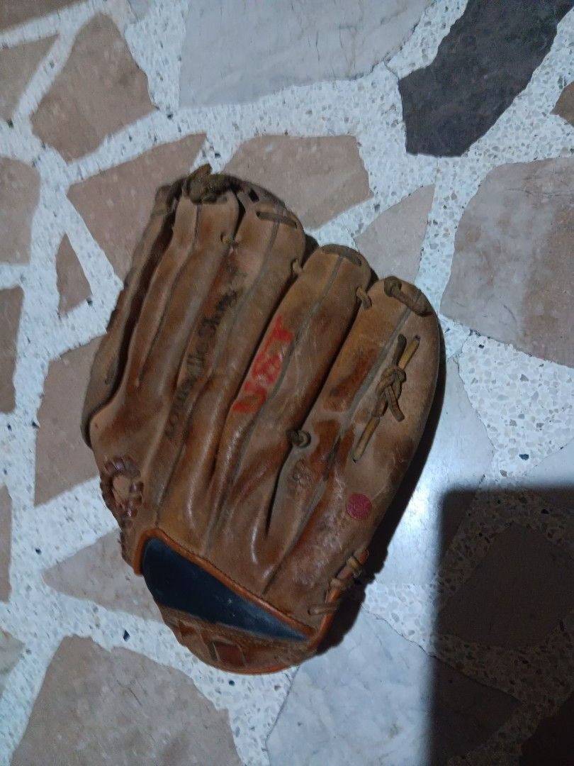 Louisville Slugger Baseball Glove (Category: Other Sports Equipment and Supplies) located in Quezon City. Submitted by geraldviz080383 (Listing ID 1428545326, Image 1). Description: Rawlings Baseball mitt -P1000 Louisville Slugger mitt -P800 Well Used - Vintage -Negotiable and open for trade- Louisville Slugger baseball glove. It has a brown leather exterior with a black and blue accent on the wrist area. The glove has a red interior and the bran