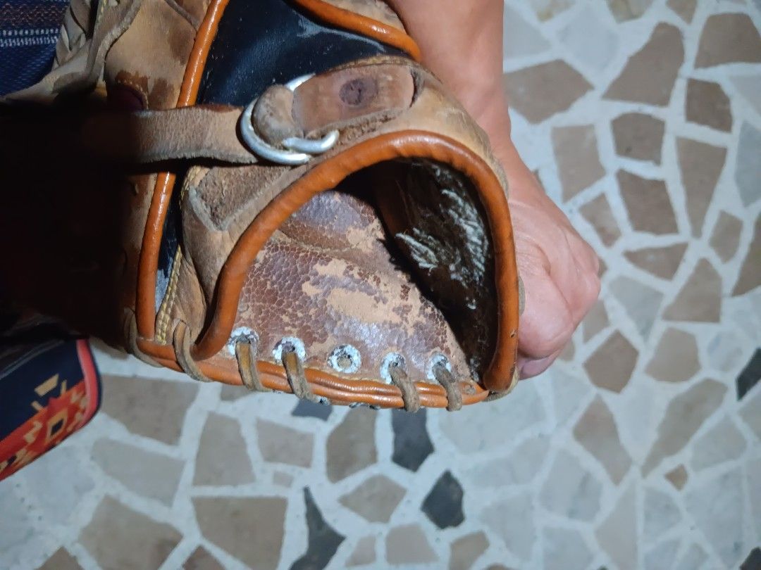 Louisville Slugger Baseball Glove (Category: Other Sports Equipment and Supplies) located in Quezon City. Submitted by geraldviz080383 (Listing ID 1428545326, Image 3). Description: Rawlings Baseball mitt -P1000 Louisville Slugger mitt -P800 Well Used - Vintage -Negotiable and open for trade- Louisville Slugger baseball glove. It has a brown leather exterior with a black and blue accent on the wrist area. The glove has a red interior and the bran