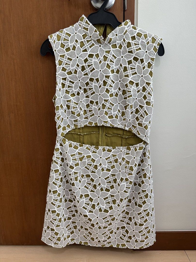 Love Bonito dress (Category: Dresses) located in Taguig. Submitted by chardeclutters (Listing ID 1428475180, Image 2). Description: Shoulder padded Mandarin collar dress.