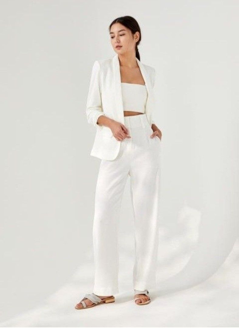 Love Bonito White Blazer Suit (Category: Coats, Jackets and Outerwear) located in Makati City. Submitted by lyssz18 (Listing ID 1428482448, Image 1). Description: White Love Bonito blazer in Medium.