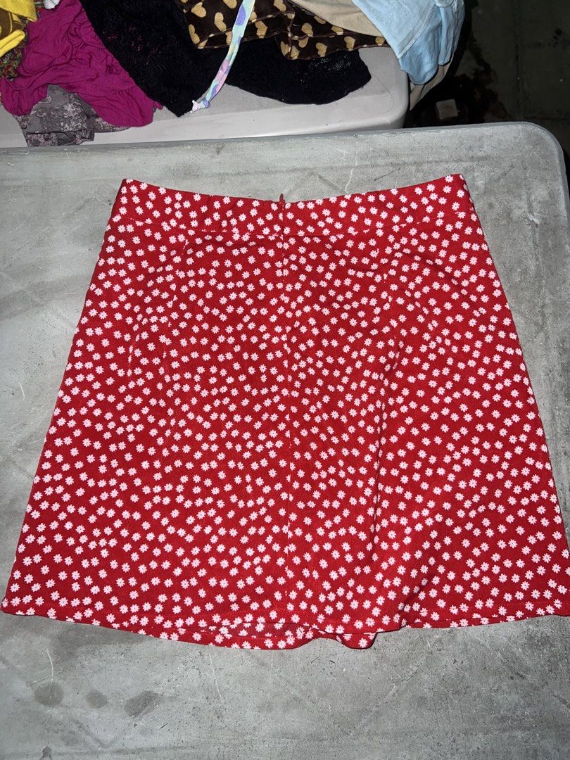 Mini Skirt floral red shein (Category: Skirts) located in Santa Rosa. Submitted by debbiane26 (Listing ID 1428562019, Image 1). Description: Shein.